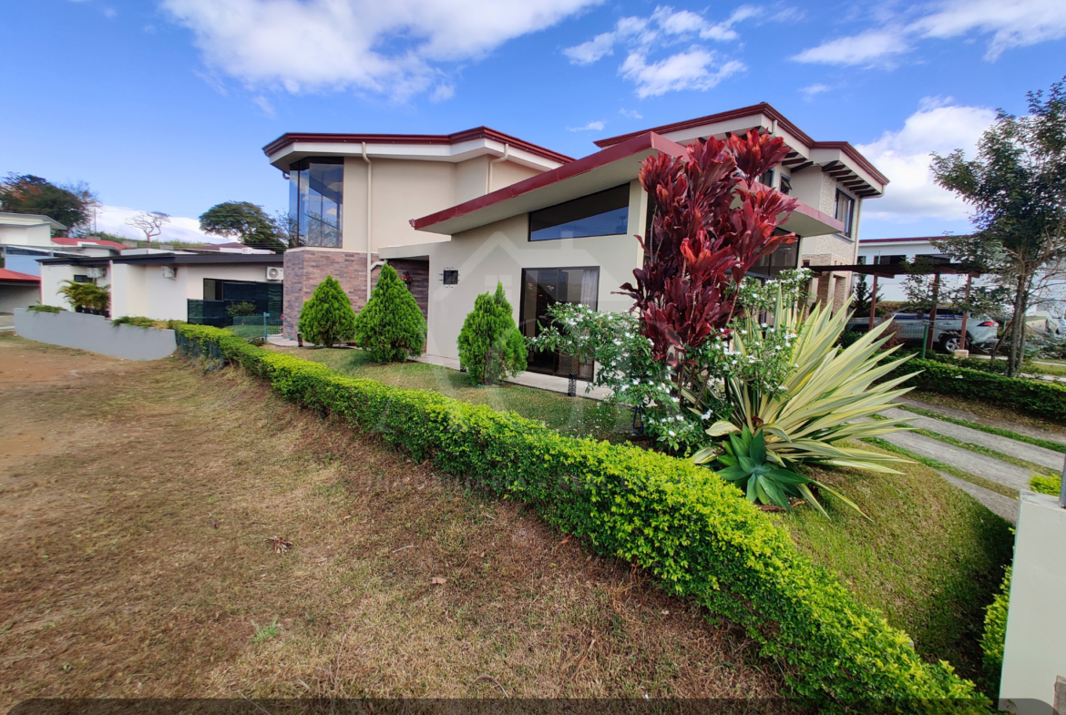 Casa con techos altos a la venta